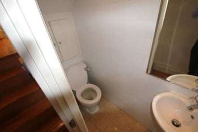  Image of 4 bedroom Semi-Detached house to rent in Johns Avenue London NW4 at London NW4 4EN Hendon, NW4 4EN