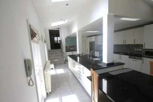  Image of 4 bedroom Semi-Detached house to rent in Johns Avenue London NW4 at London NW4 4EN Hendon, NW4 4EN