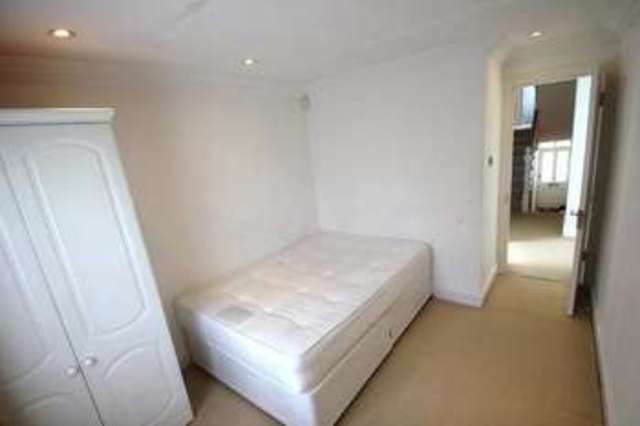  Image of 4 bedroom Semi-Detached house to rent in Johns Avenue London NW4 at London NW4 4EN Hendon, NW4 4EN