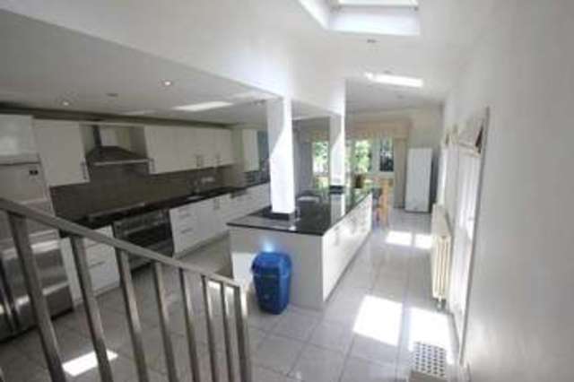  Image of 4 bedroom Semi-Detached house to rent in Johns Avenue London NW4 at London NW4 4EN Hendon, NW4 4EN