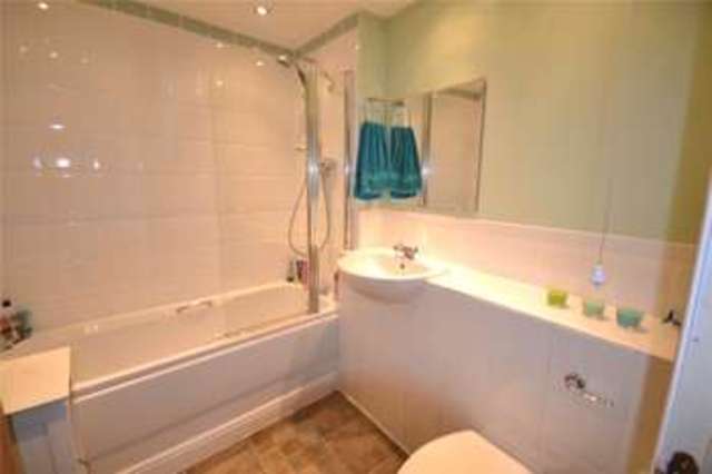  Image of 1 bedroom Apartment for sale in Kelvin Gate Bracknell RG12 at Bracknell Berkshire Easthampstead, RG12 2TN