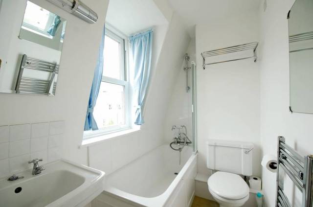  Image of 1 bedroom Flat to rent in Kempsford Gardens London SW5 at Kempsford Gardens  London, SW5 9LH