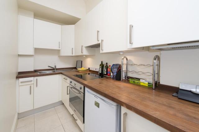  Image of 1 bedroom Flat to rent in Kensington Court Gardens London W8 at Kensington Court Gardens  London, W8 5QE