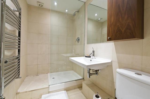  Image of 1 bedroom Flat to rent in Kensington Court Gardens London W8 at Kensington Court Gardens  London, W8 5QE