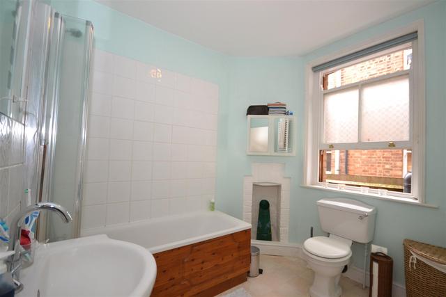  Image of 2 bedroom Property to rent in Kitchener Road London N2 at East Finchley, N2 8AS