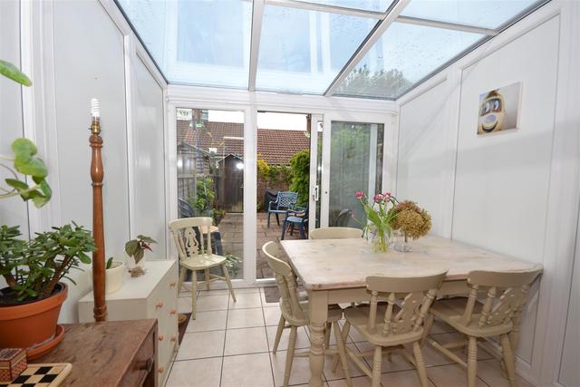  Image of 2 bedroom Property to rent in Kitchener Road London N2 at East Finchley, N2 8AS