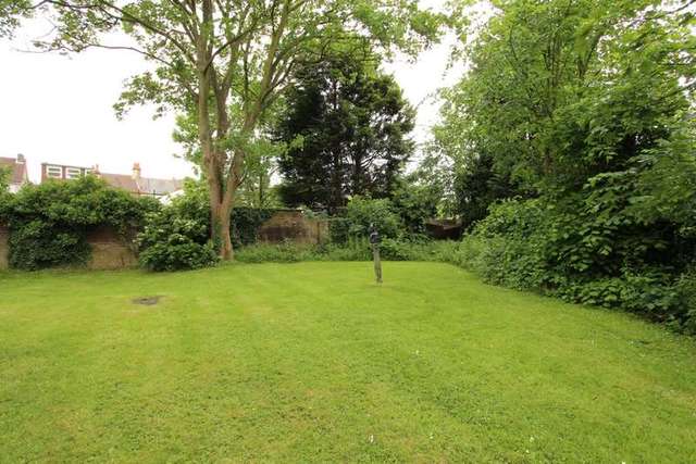  Image of 2 bedroom Flat for sale in Lincoln Close Woodside Croydon SE25 at Lincoln Close  London, SE25 5ET