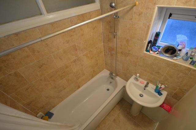  Image of 3 bedroom Apartment to rent in Lovell Park Grange Leeds LS7 at Lovell Park Heights Leeds LEEDS, LS7 1DT
