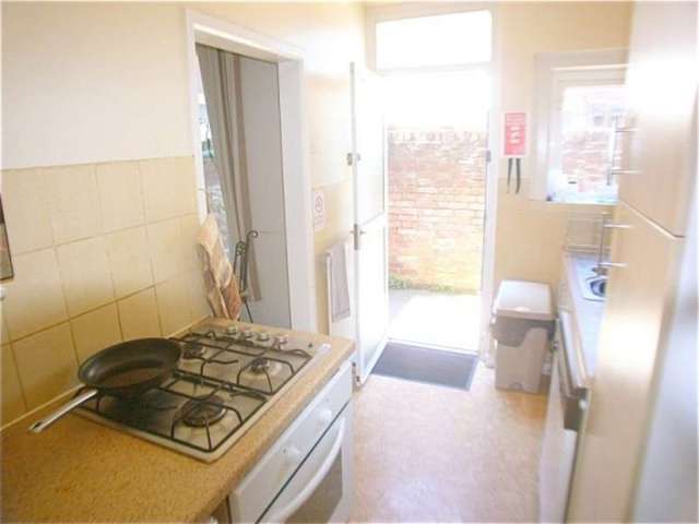  Image of 1 bedroom House Share to rent in Magdalen Road Exeter EX2 at Magdalen Road, St Leonards  Exeter, EX2 4TF