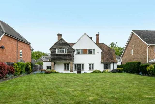  Image of 4 bedroom Detached house for sale in Manor House Drive Northwood HA6 at Northwood, HA6 2UJ