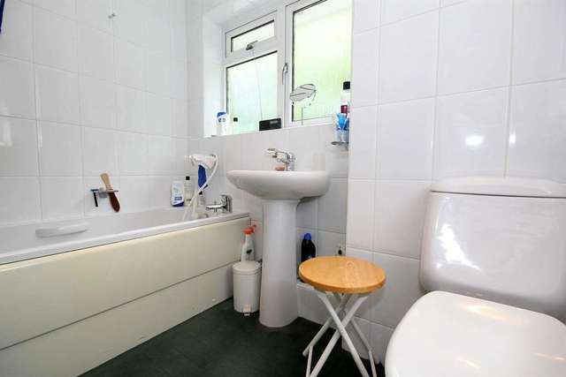  Image of 3 bedroom Detached house to rent in Marlins Turn Hemel Hempstead HP1 at Marlins Turn  Hemel Hempstead, HP1 3LW