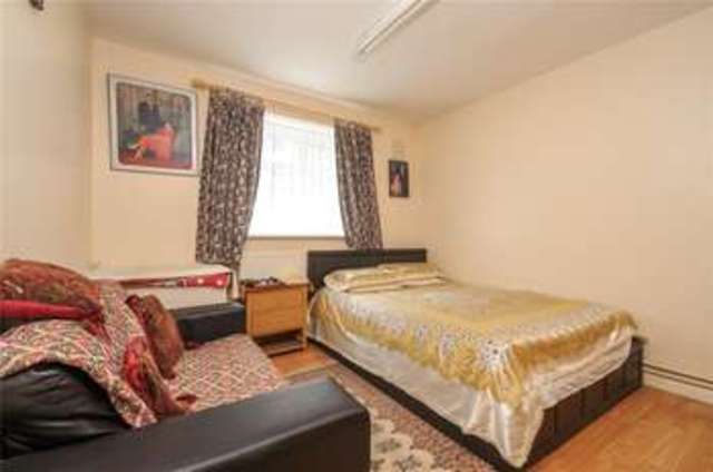  Image of 2 bedroom Flat for sale in Morris Gardens London SW18 at London  Wandsworth, SW18 5HL