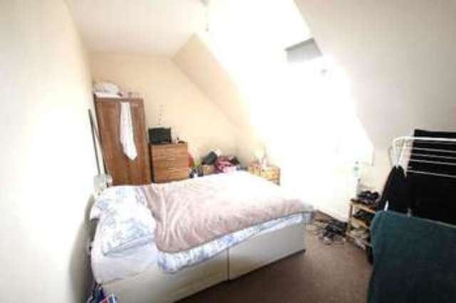  Image of 3 bedroom Flat to rent in Mount View Road London N4 at London N4 4SL Stroud Green, N4 4SL