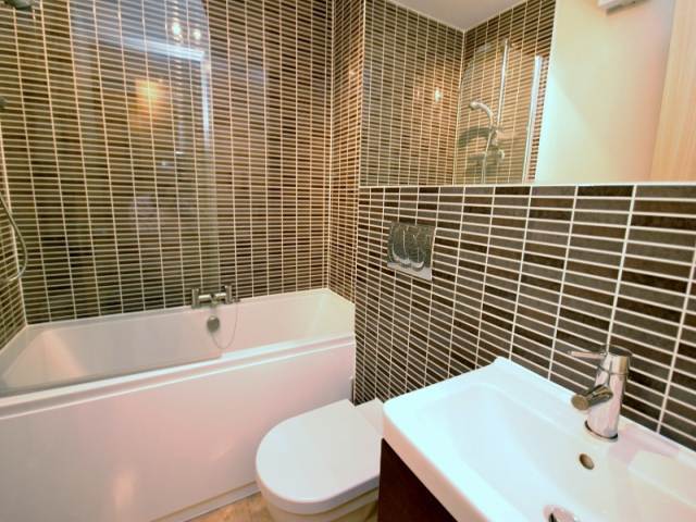  Image of 2 bedroom Flat to rent in Newhaven Road Edinburgh EH6 at Leith Edinburgh Edinburgh, EH6 5PD