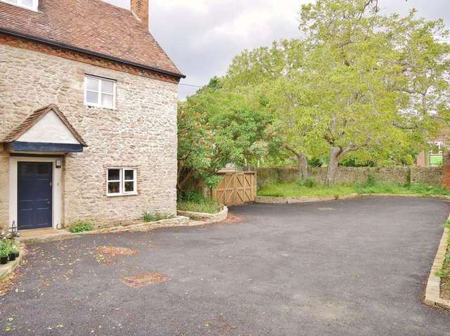  Image of 5 bedroom Detached house for sale in Northcourt Lane Abingdon OX14 at Northcourt Lane  Abingdon, OX14 1PN