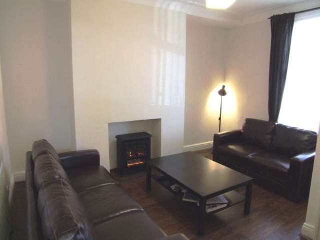  Image of 4 bedroom Terraced house to rent in Oakley Grove Leeds LS11 at Beeston Leeds West Yorkshire, LS11 5HU