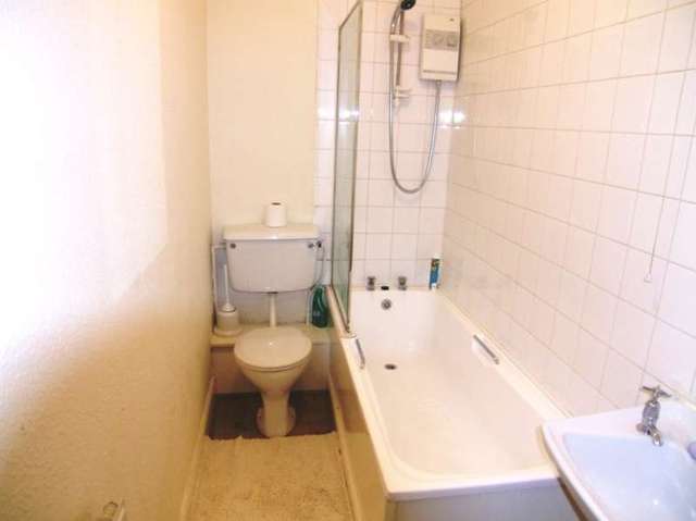  Image of 4 bedroom Terraced house to rent in Oakley Grove Leeds LS11 at Beeston Leeds West Yorkshire, LS11 5HU