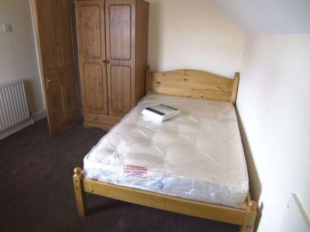  Image of 4 bedroom Terraced house to rent in Oakley Grove Leeds LS11 at Beeston Leeds West Yorkshire, LS11 5HU