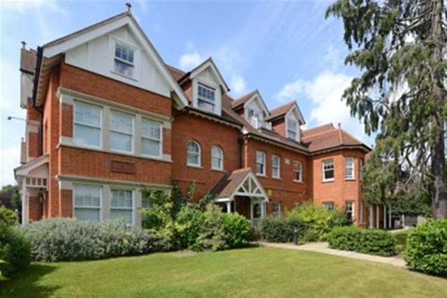 Image of 3 bedroom Flat to rent in Oatlands Chase Weybridge KT13 at Weybridge, KT13 9SA