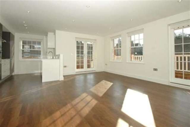  Image of 3 bedroom Flat to rent in Oatlands Chase Weybridge KT13 at Weybridge, KT13 9SA