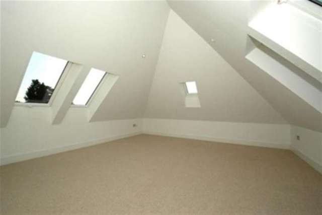 Image of 3 bedroom Flat to rent in Oatlands Chase Weybridge KT13 at Weybridge, KT13 9SA