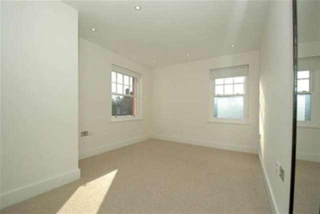  Image of 3 bedroom Flat to rent in Oatlands Chase Weybridge KT13 at Weybridge, KT13 9SA