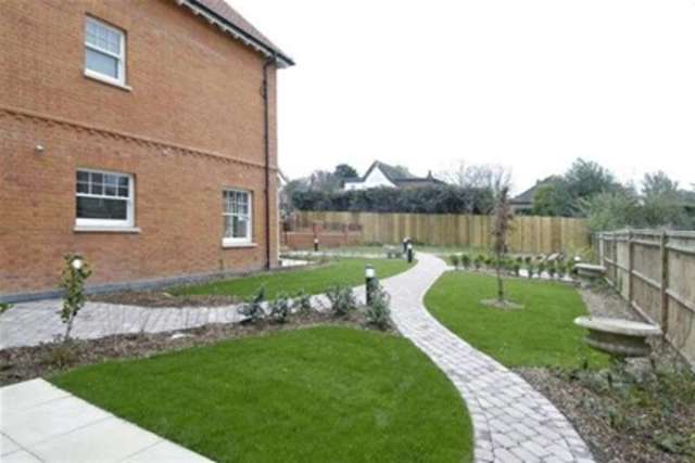  Image of 3 bedroom Flat to rent in Oatlands Chase Weybridge KT13 at Weybridge, KT13 9SA