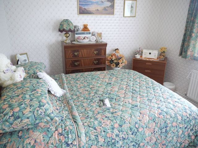  Image of 3 bedroom Detached house for sale in Hunts Pond Road Park Gate Southampton SO31 at Hunts Pond Road Park Gate Southampton, SO31 6QQ