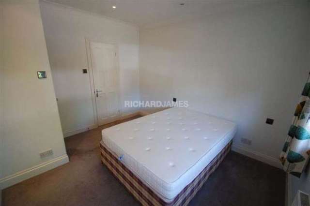  Image of 6 bedroom Semi-Detached house to rent in Parkside London NW7 at Mill Hill, NW7 2LJ