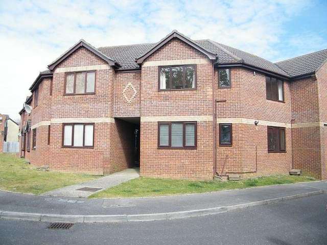  Image of 1 bedroom Flat to rent in Douglas Gardens Parkstone Poole BH12 at Poole, BH12 2AG