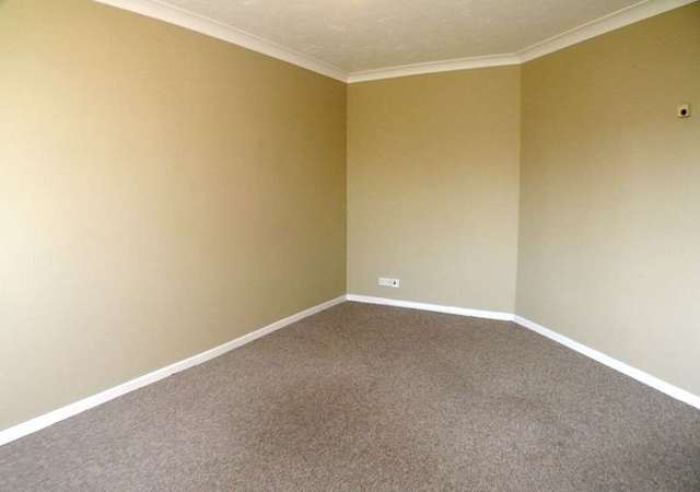  Image of 1 bedroom Flat to rent in Douglas Gardens Parkstone Poole BH12 at Poole, BH12 2AG