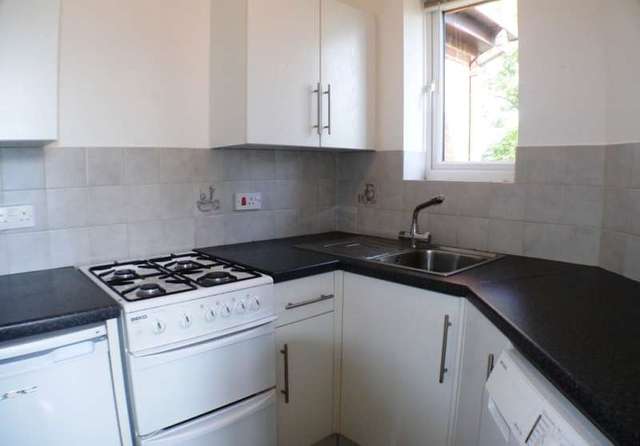  Image of 1 bedroom Flat to rent in Douglas Gardens Parkstone Poole BH12 at Poole, BH12 2AG