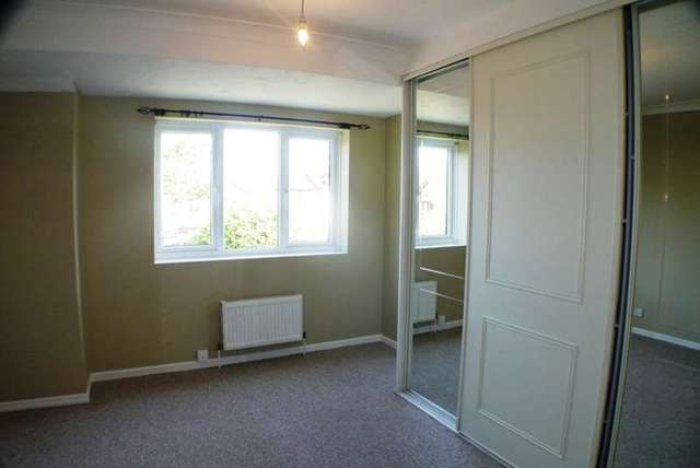  Image of 1 bedroom Flat to rent in Douglas Gardens Parkstone Poole BH12 at Poole, BH12 2AG