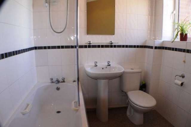  Image of 1 bedroom Flat to rent in Douglas Gardens Parkstone Poole BH12 at Poole, BH12 2AG