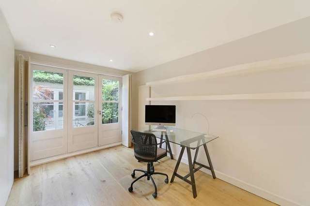  Image of 2 bedroom Ground Flat to rent in Pembridge Crescent London W11 at Pembridge Crescent  London, W11 3DT