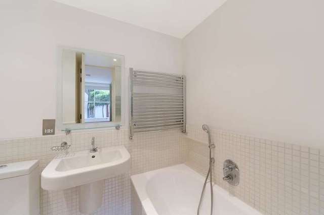  Image of 2 bedroom Ground Flat to rent in Pembridge Crescent London W11 at Pembridge Crescent  London, W11 3DT