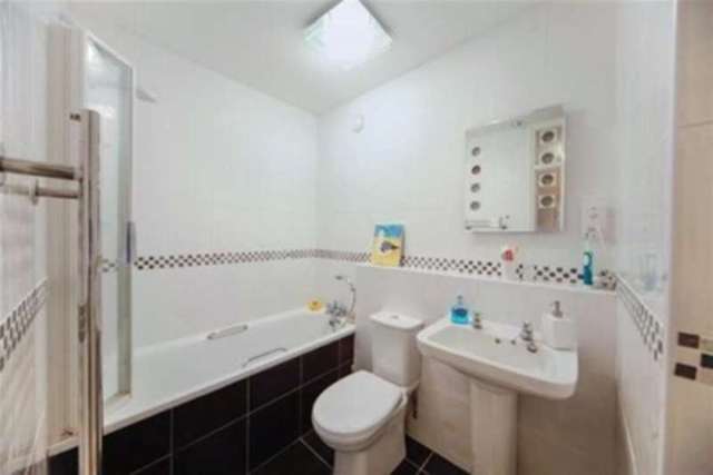  Image of 2 bedroom Flat to rent in Porchester Mead Beckenham BR3 at Beckenham, BR3 1TW