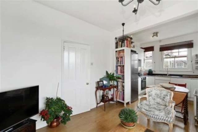 Image of 2 bedroom Property to rent in Prince of Wales Drive London SW11 at London, SW11 4HR