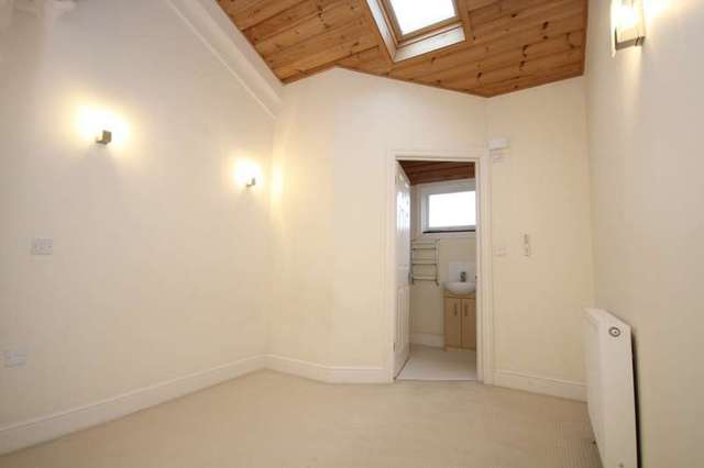  Image of 2 bedroom Flat to rent in Reading Road Henley-on-Thames RG9 at Henley-On-Thames, RG9 1AG