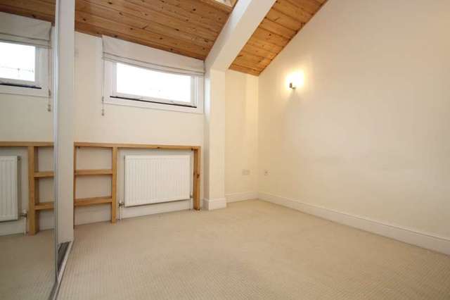  Image of 2 bedroom Flat to rent in Reading Road Henley-on-Thames RG9 at Henley-On-Thames, RG9 1AG