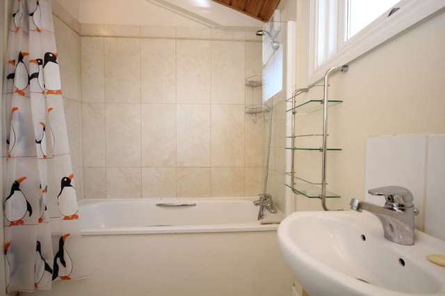  Image of 2 bedroom Flat to rent in Reading Road Henley-on-Thames RG9 at Henley-On-Thames, RG9 1AG