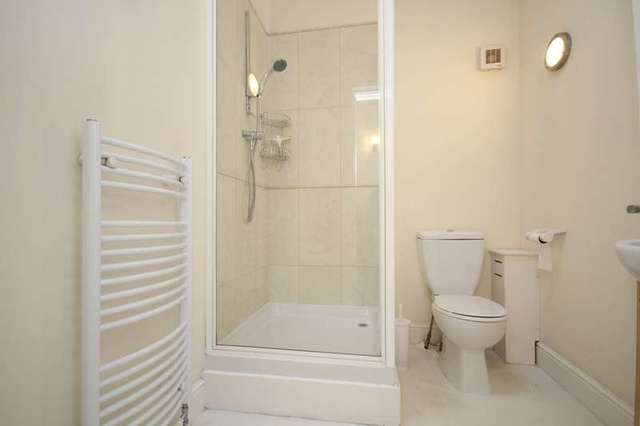  Image of 2 bedroom Flat to rent in Reading Road Henley-on-Thames RG9 at Henley-On-Thames, RG9 1AG