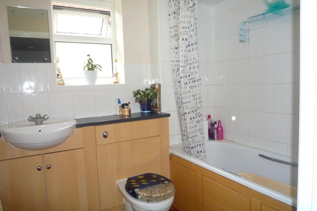  Image of 2 bedroom Flat to rent in Stubbington Avenue Portsmouth PO2 at Stubbington Avenue  Portsmouth, PO2 0JG