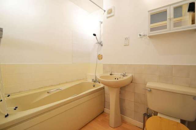 Image of 1 bedroom Flat to rent in Sarum Close Salisbury SP2 at Salisbury, SP2 7LF