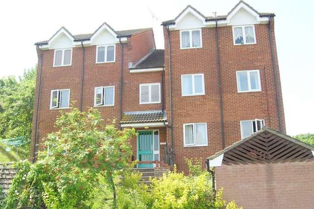  Image of 1 bedroom Flat to rent in Sarum Close Salisbury SP2 at Salisbury, SP2 7LF