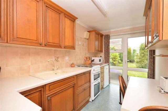  Image of 2 bedroom Bungalow for sale in Selsey Close Hayling Island PO11 at Hayling Island Hampshire Hayling Island, PO11 9SX