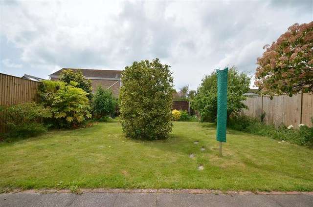  Image of 2 bedroom Bungalow for sale in Selsey Close Hayling Island PO11 at Hayling Island Hampshire Hayling Island, PO11 9SX
