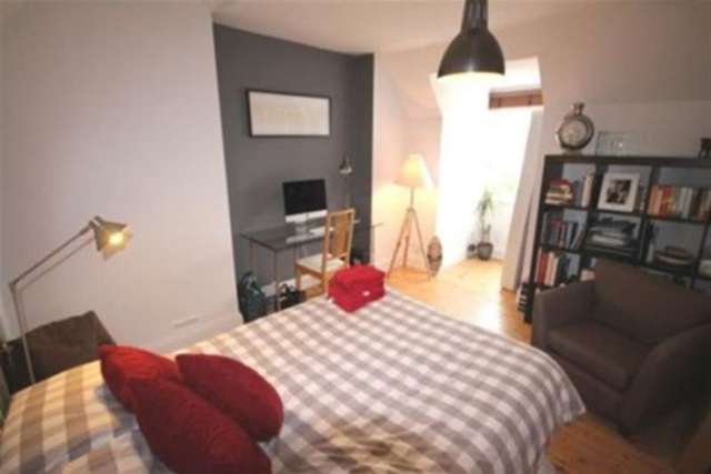  Image of 3 bedroom Detached house to rent in Somerset Road Redhill RH1 at Redhill, RH1 6LS