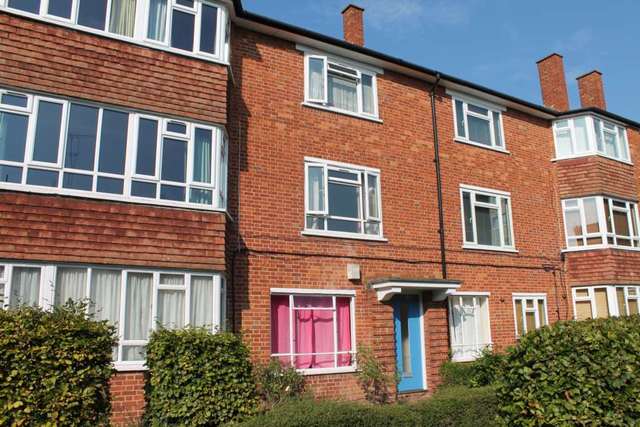  Image of 2 bedroom Flat to rent in South Bank Surbiton KT6 at South Bank  Surbiton, KT6 6DD