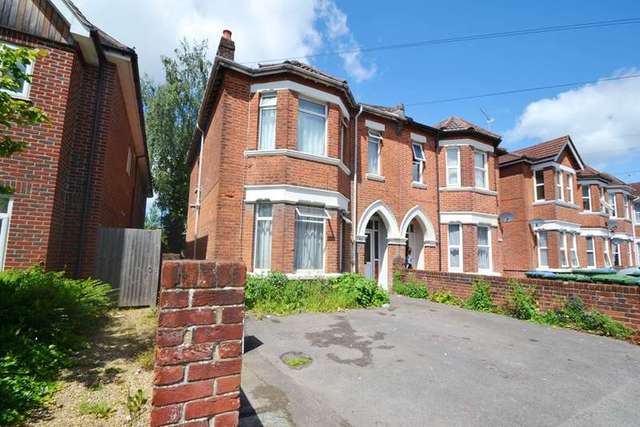  Image of 6 bedroom Detached house for sale in Arthur Road Shirley Southampton SO15 at Southampton, SO15 5DW